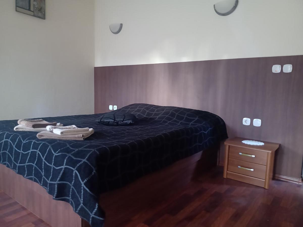 Кръчмъ При Байката Hotel Ribarica Exterior foto